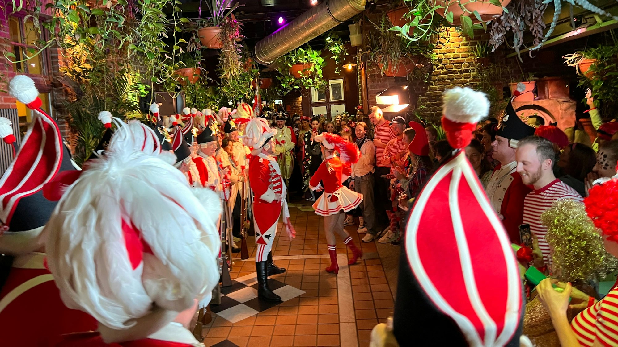 Karnevalisten feiern im Hellers Brauhaus, in der Mitte tanzt das Tanzpaar.
