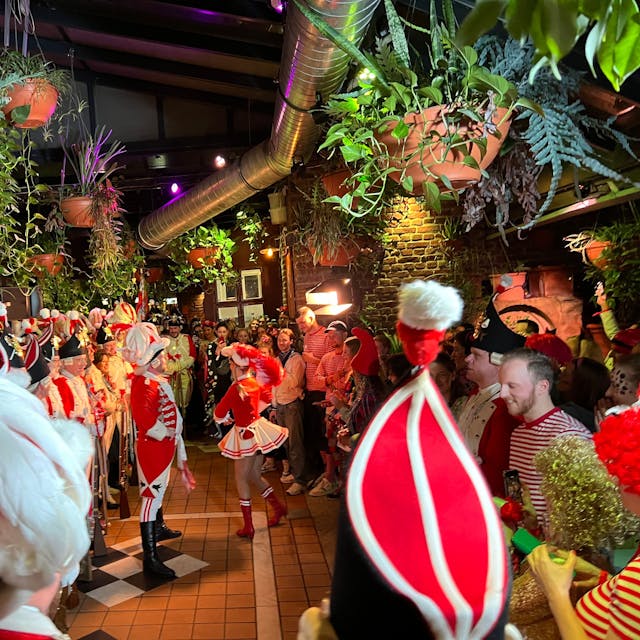 Karnevalisten feiern im Hellers Brauhaus, in der Mitte tanzt das Tanzpaar.