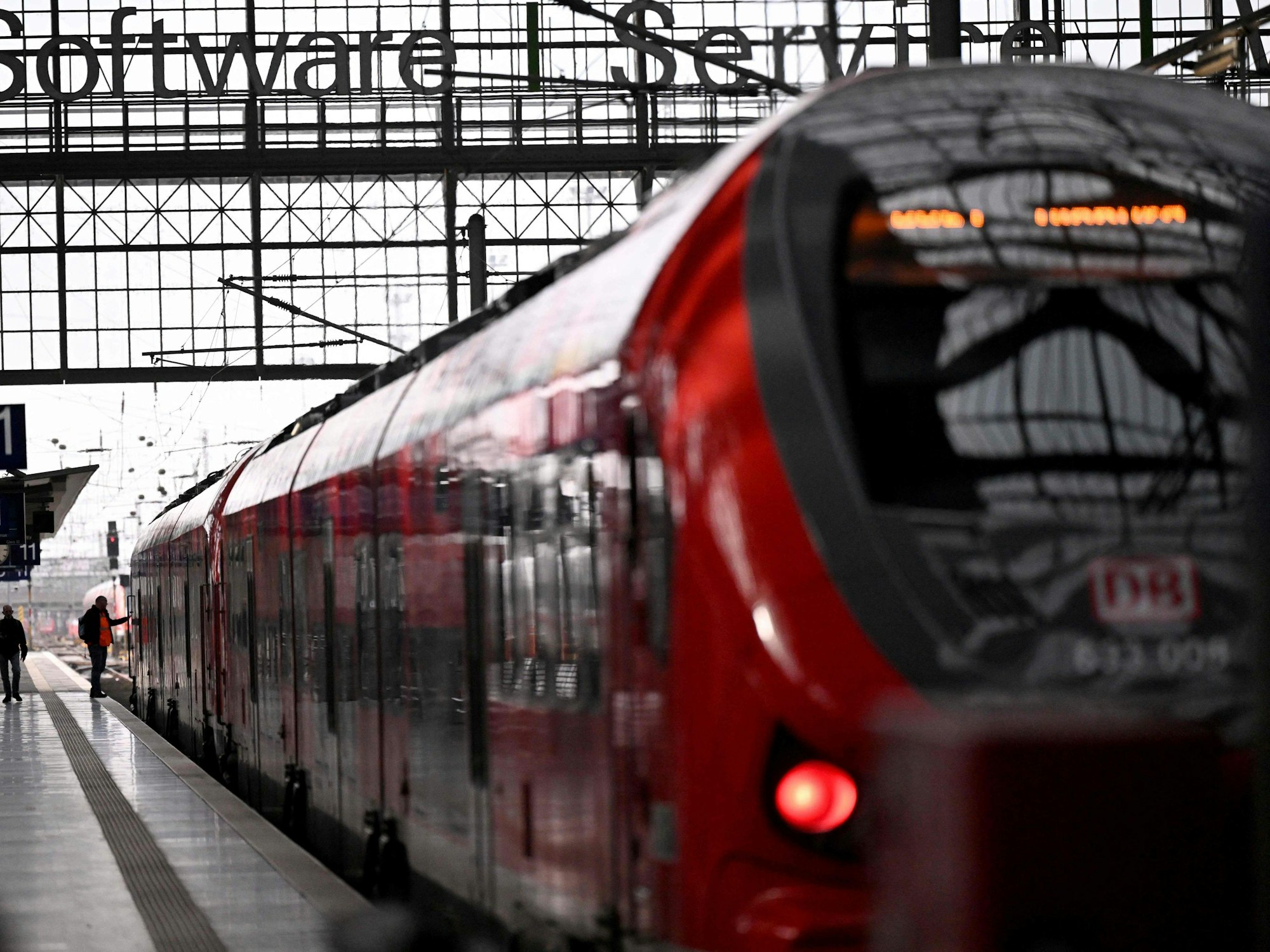 Das Symbolfoto zeigt einen Regionalzug am Bahnhof in Frankfurt am Main.