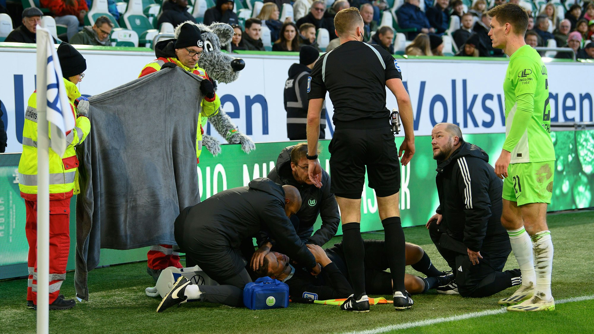 Schiedsrichter-Assistent Thorben Siewer liegt verletzt am Boden.