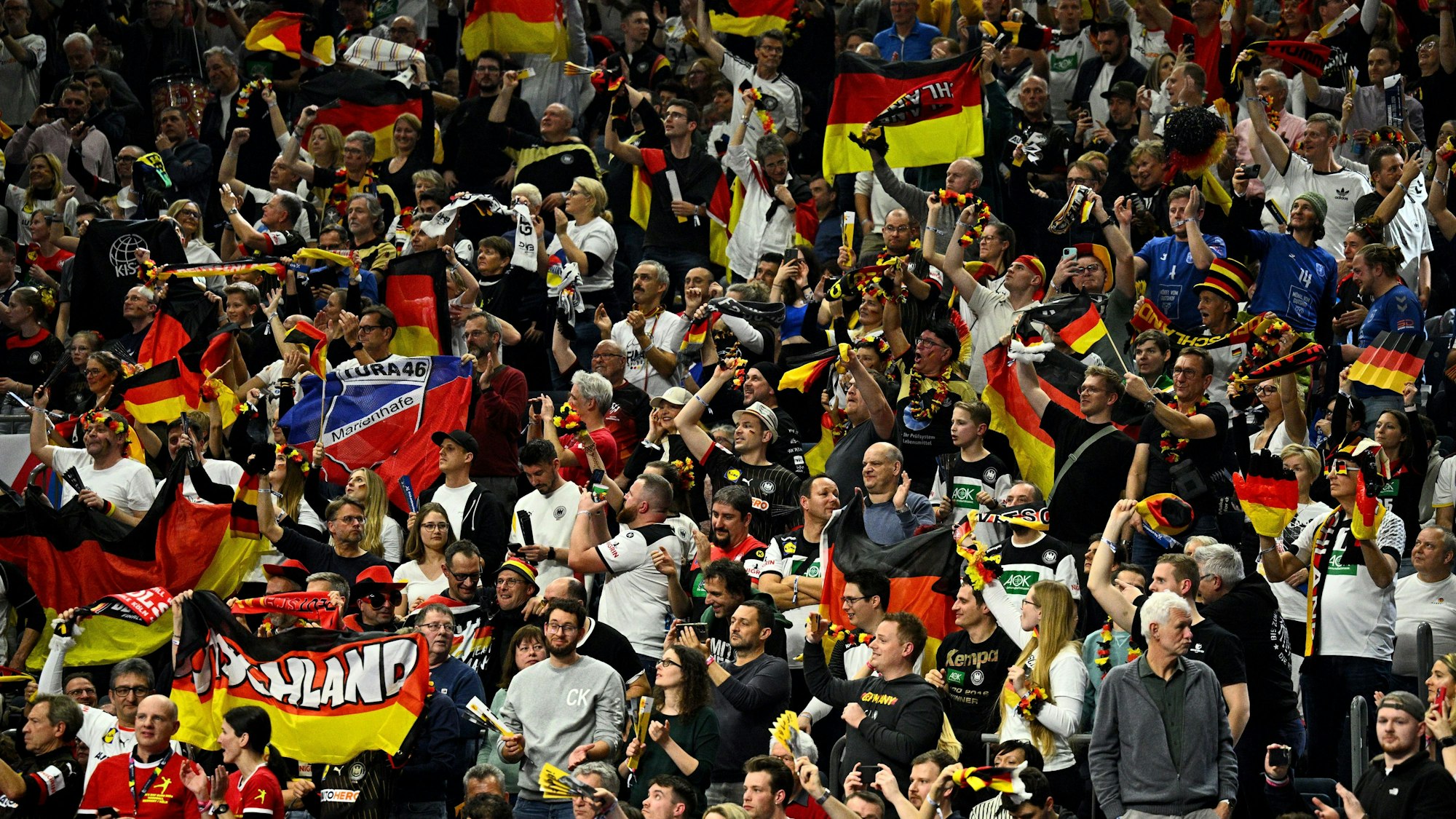 Zuschauer feiern die deutsche Mannschaft.
