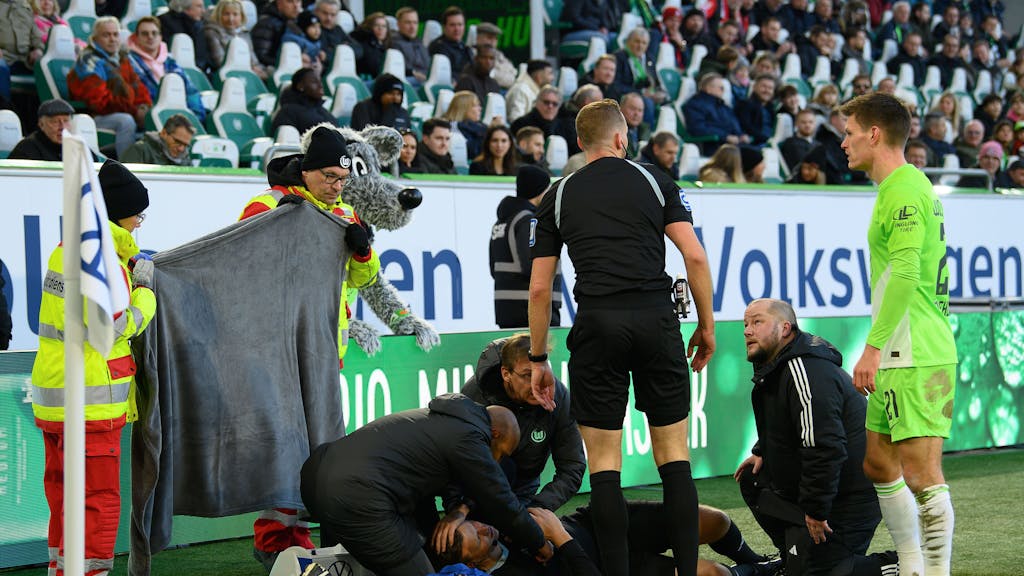 Max Finkgräfe hat beim Spiel des VfL Wolfsburg gegen den 1. FC Köln den Schiedsrichter-Assistenten Thorben Siewer mit voller Wucht bei einem Klärungsversuch mit dem Ball am Kopf getroffen.