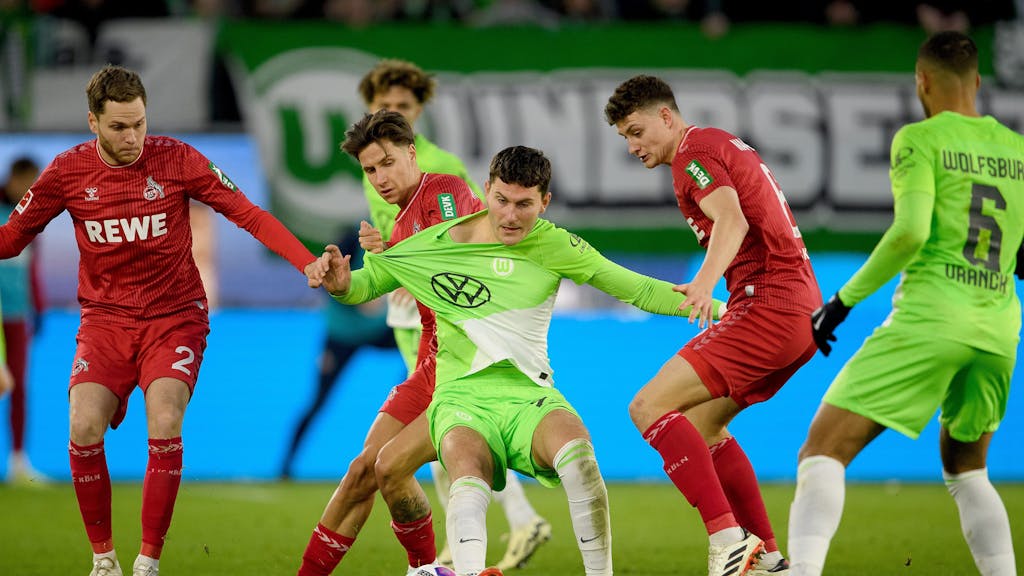 Intensive Kämpfe um den Ball beim Spiel des VfL Wolfsburg gegen den 1. FC Köln.