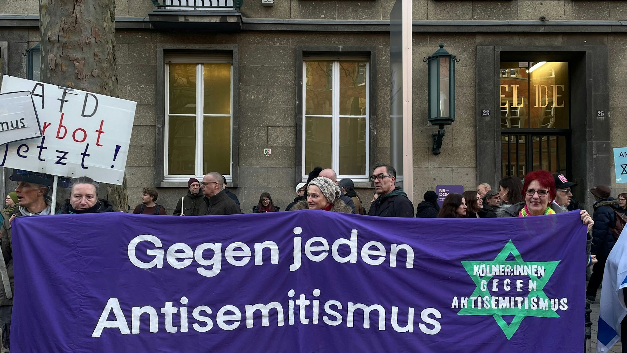Demo gegen Antisemitismus vor dem Kölner NS-Dokumentationszentrum am 27. Januar