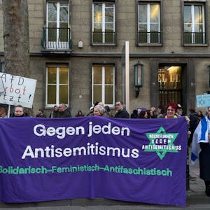 Vor dem NS-Dokumentationszentrum in Köln demonstrierten am Samstag (27. Januar) rund 250 Personen gegen Judenhass.
