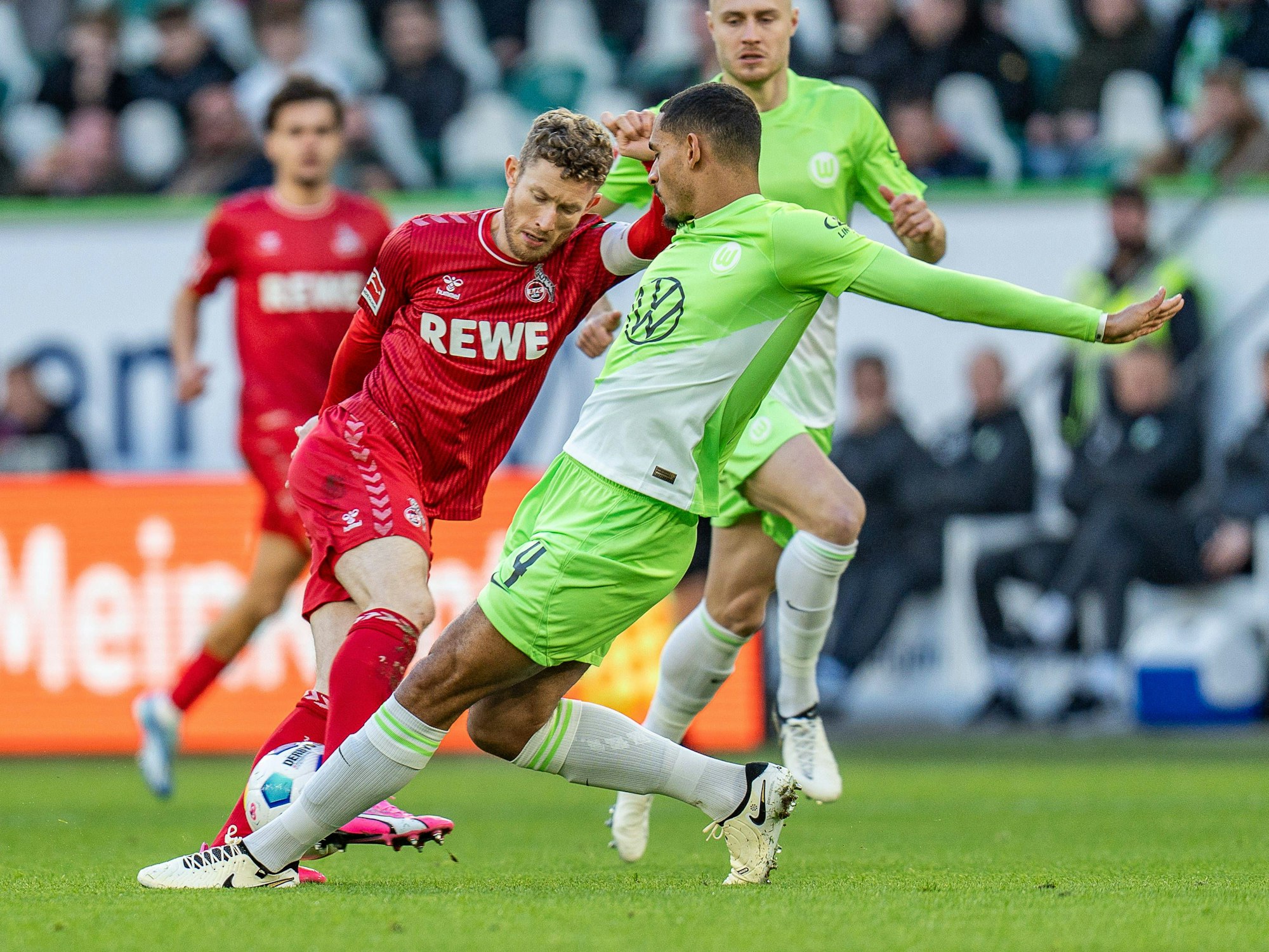 FC-Kapitän Florian Kainz im Zweikampf mit Wolfsburgs Lacroix (27. Januar 2024).