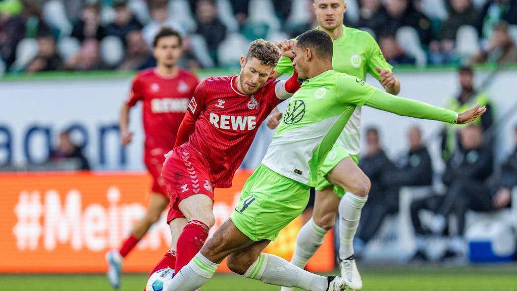 FC-Kapitän Florian Kainz im Zweikampf mit Wolfsburgs Lacroix (27. Januar 2024).