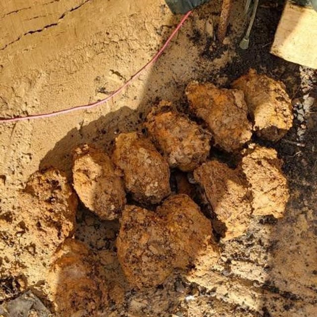 Das Foto zeigt Granaten, die bei Bauarbeiten in Brühl-Vochem im Erdreich gefunden worden waren.