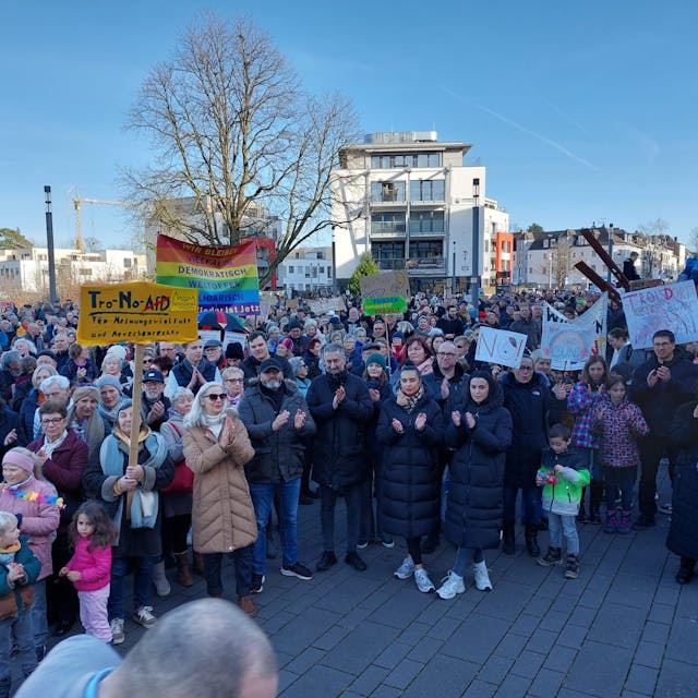 „Troisdorf ist bunt“: Am Samstag (27. Januar) kamen Tausende Menschen zusammen, um ein Zeichen gegen Rechtsextremismus und für die Demokratie zu setzen.