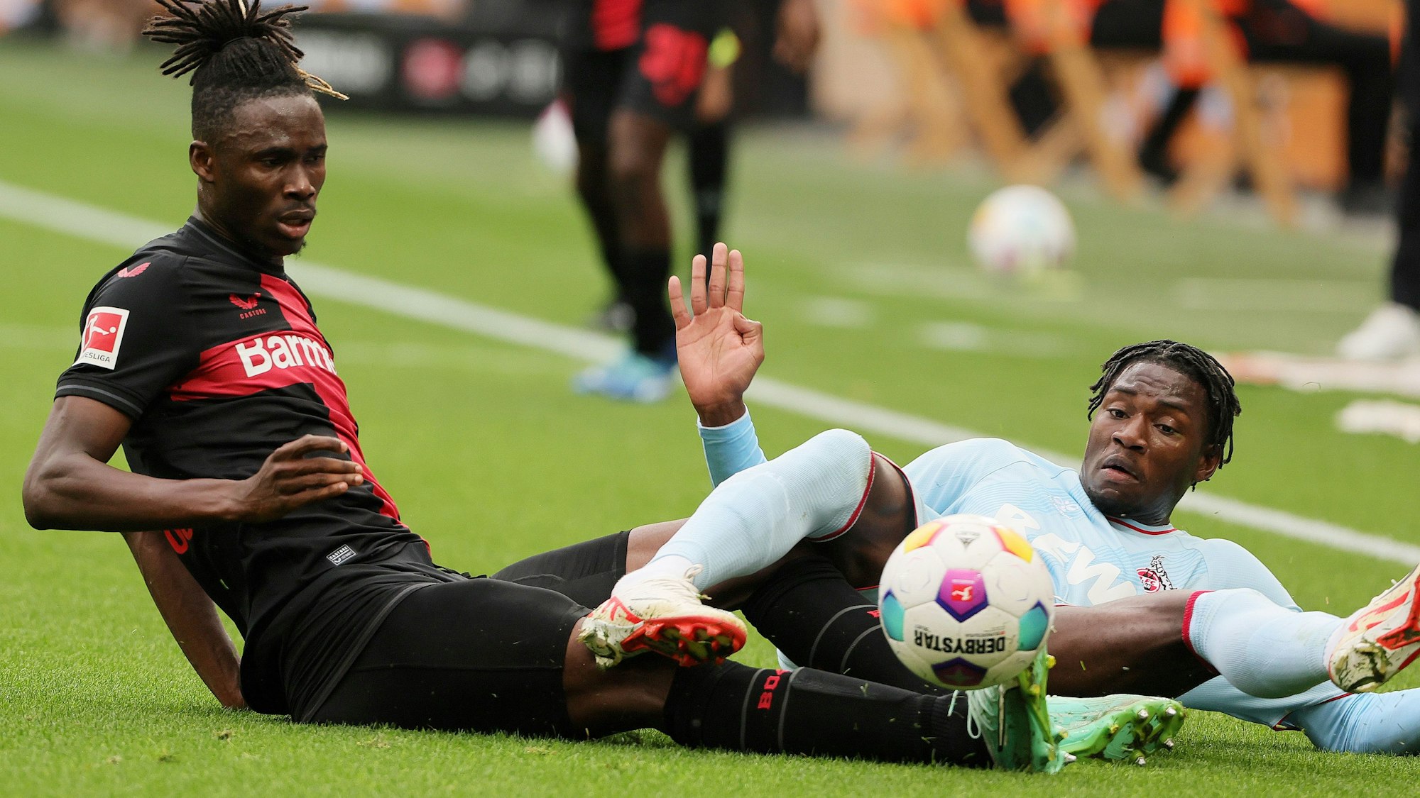 Spielte zuletzt gegen Leverksuen von Beginn an: Faride Alidou mit Bayer-Verteidiger Kossounou im Zweikampf um den Ball.







