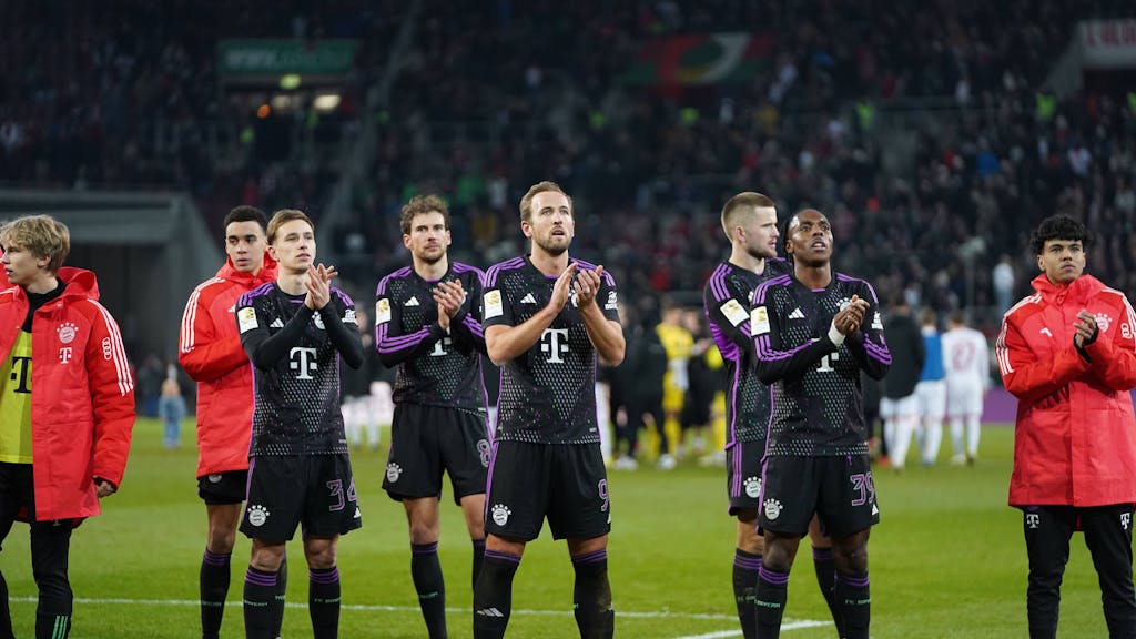 Die Bayern-Stars bedanken sich nach dem knappen 3:2-Sieg in Augsburg am Samstag (27. Januar 2024) bei ihren Fans.