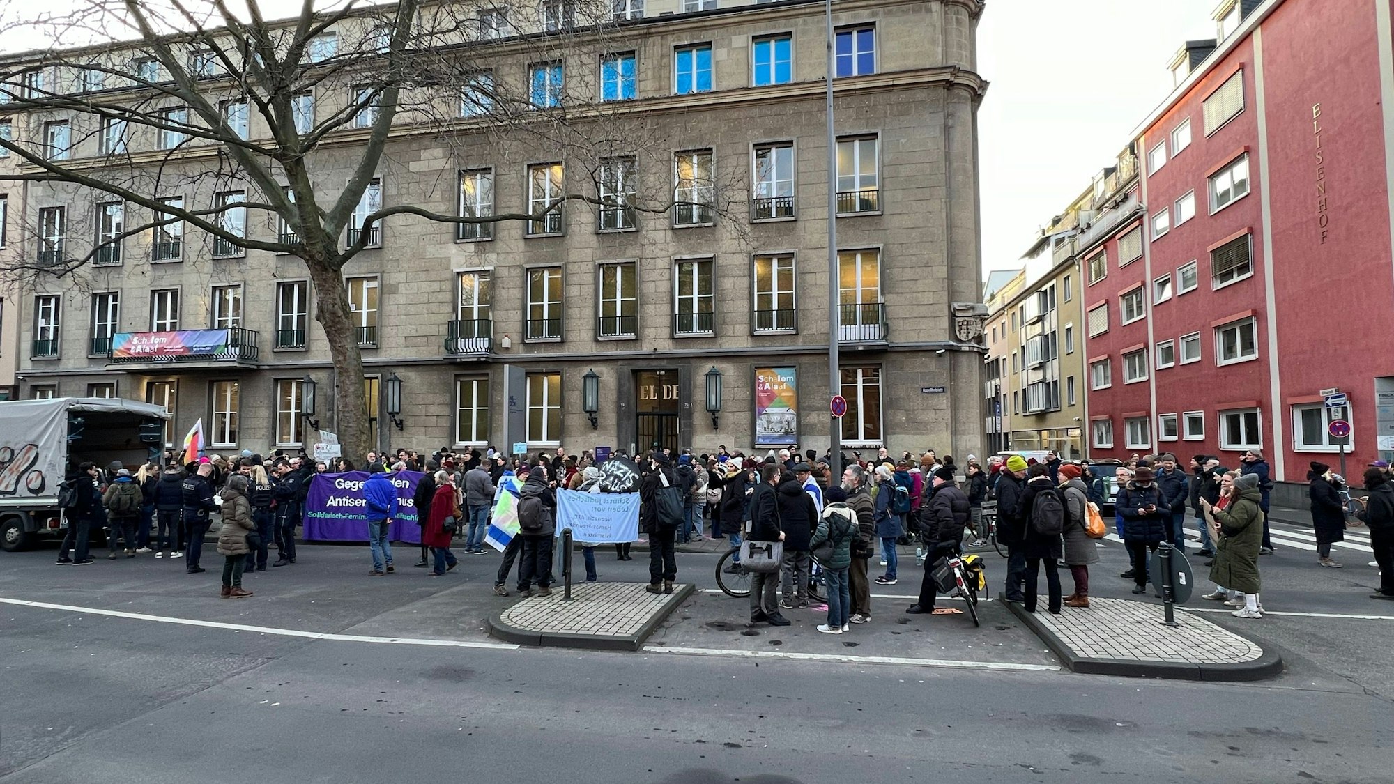 Demo vor dem NS Dok: Die Teilnehmenden zeigten Banner gegen Antisemitismus.