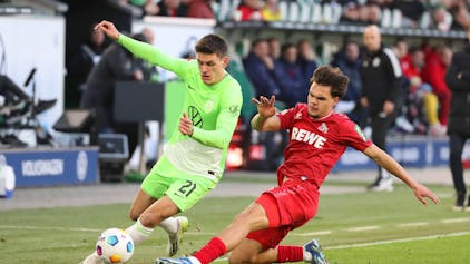 Kölns Max Finkgräfe bei einer Grätsche gegen Wolfsburgs Joakim Maehle.