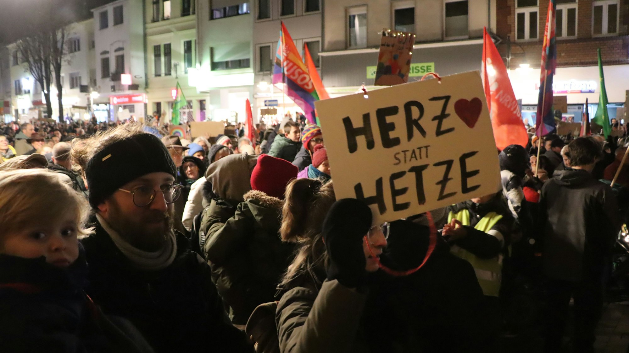 In Brühl haben viele Menschen schon  für eine bunte Gesellschaft protestiert. Nun soll das auch in Bedburg geschehen.