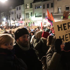 Tausende Menschen kamen nach Brühl. Jetzt soll auch in Bedburg demonstriert werden. Viele hatten eigene Plakate gebastelt.&nbsp;