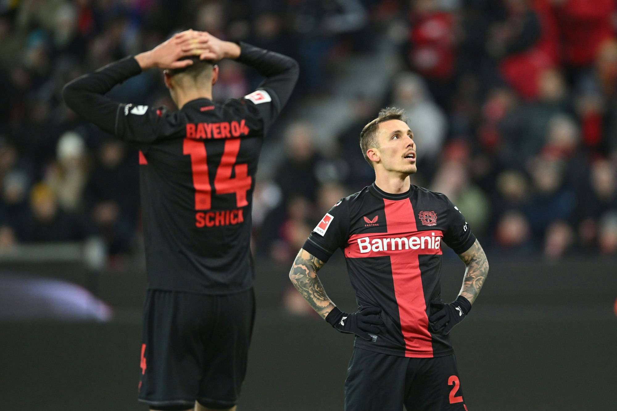 Bayer Leverkusens Patrik Schick und Alejandro Grimaldo hadern nach dem 0:0 in der Bundesliga gegen Borussia Mönchengladbach.