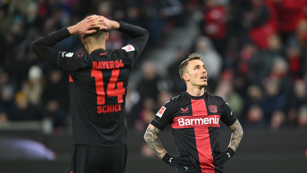 Bayer Leverkusens Patrik Schick und Alejandro Grimaldo hadern nach dem 0:0 in der Bundesliga gegen Borussia Mönchengladbach.