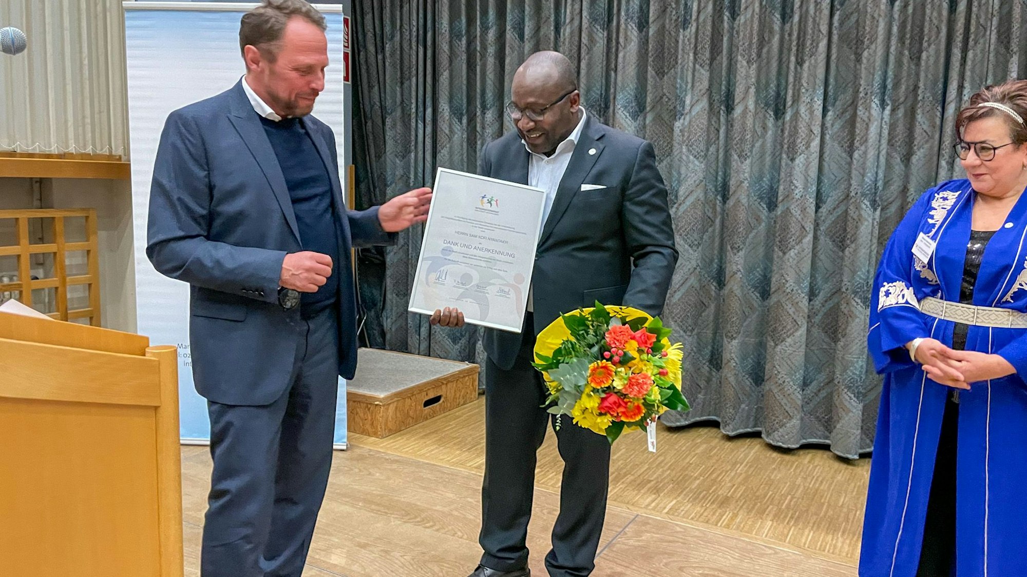 Oberbürgermeister Uwe Richrath zeichnete Sam Kofi Nyantakyi, den langjährigen Leverkusener Integrationsvorsitzenden, aus.