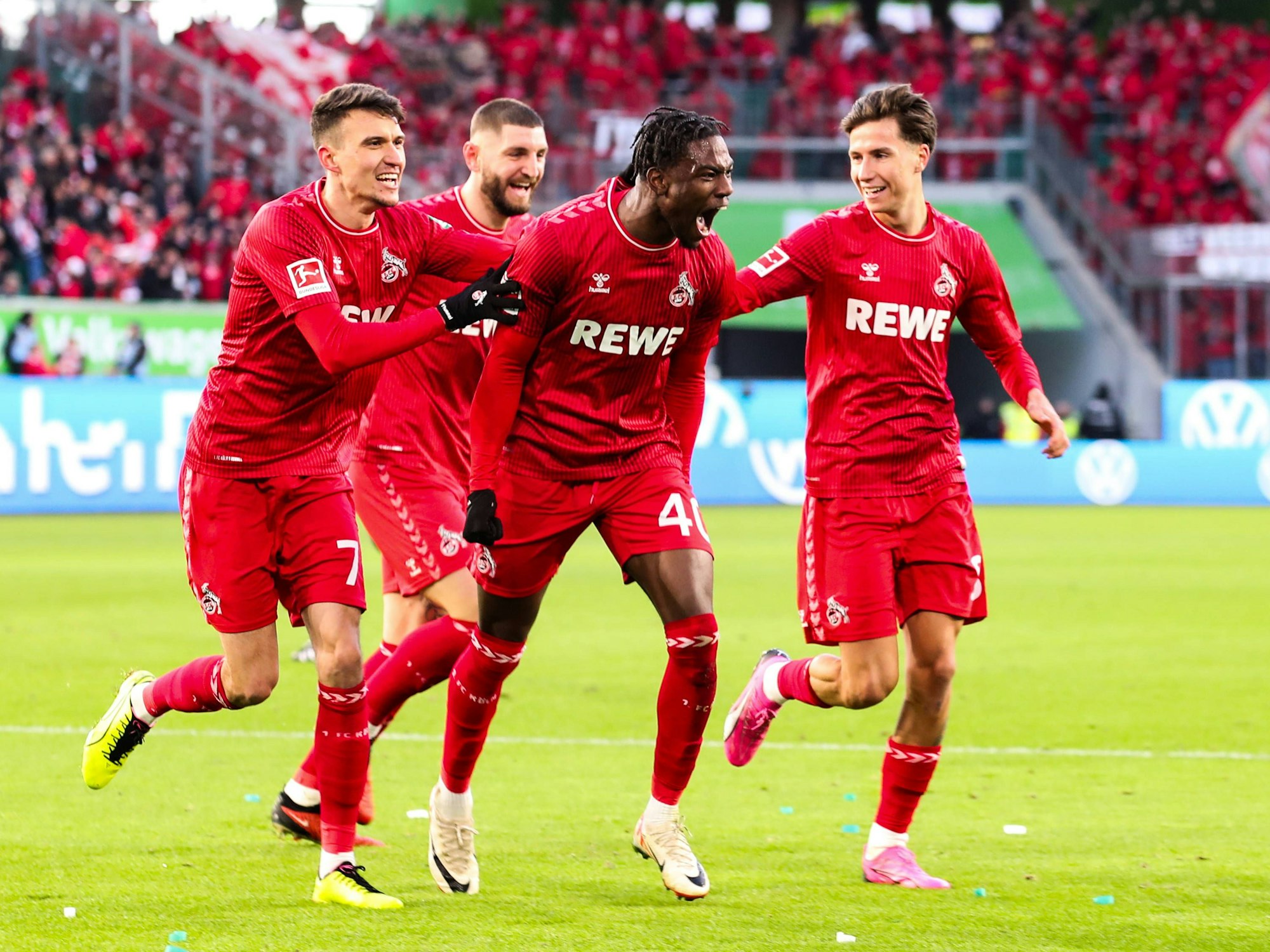 Faride Alidou bejubelt gemeinsam mit seinen Teamkollegen seinen Treffer zum 1:0 gegen den VfL Wolfsburg.