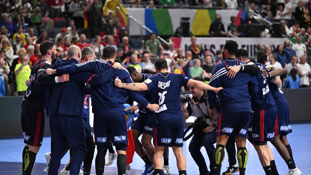 Die französischen Handballer feiern ihren EM-Titel.
