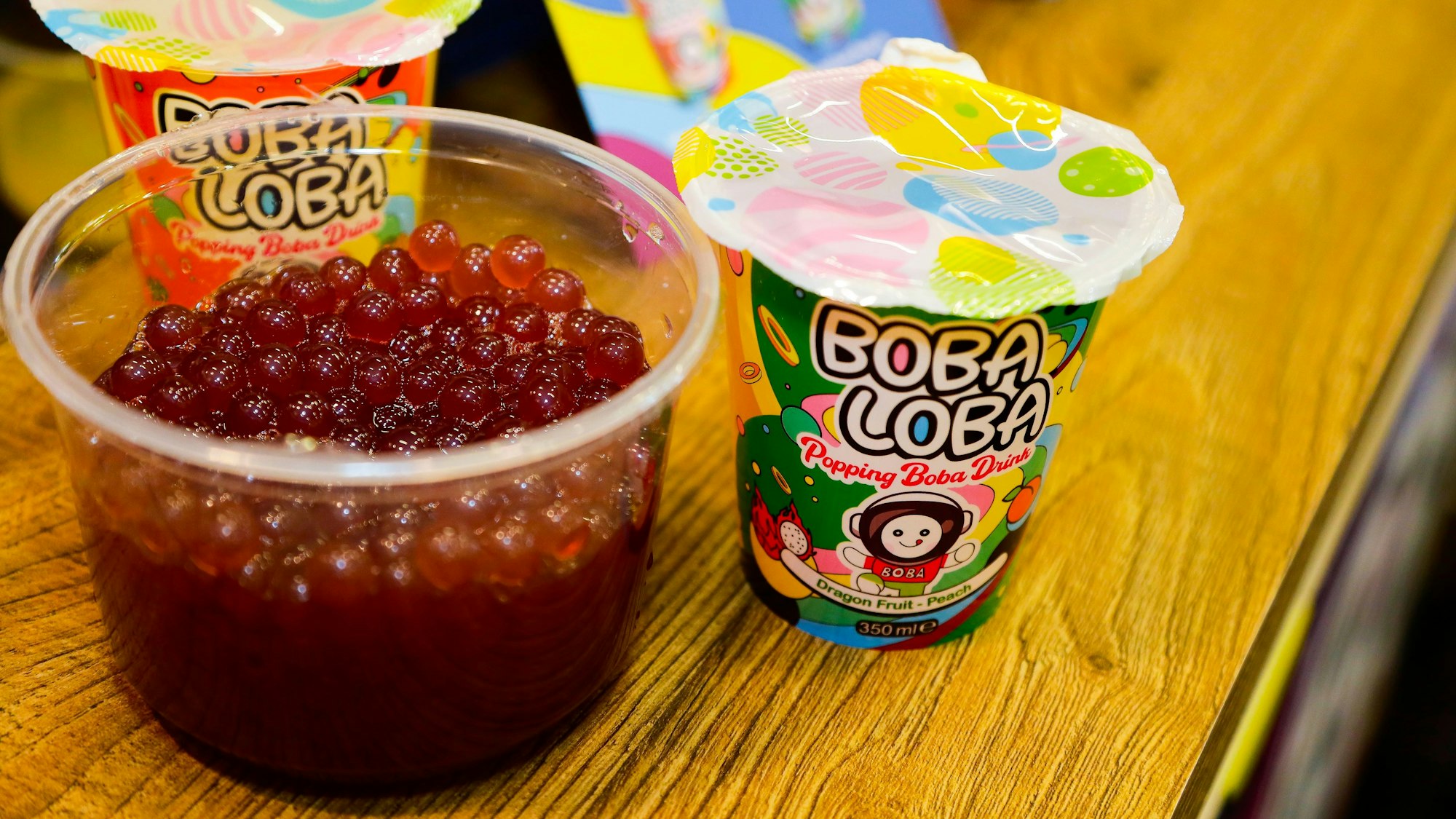 „Boba Loba“ präsentiert auf der ISM ein Süßgetränk mit Kügelchen, die im Mund zerplatzen. Es soll an Bubble Tea errinnern.