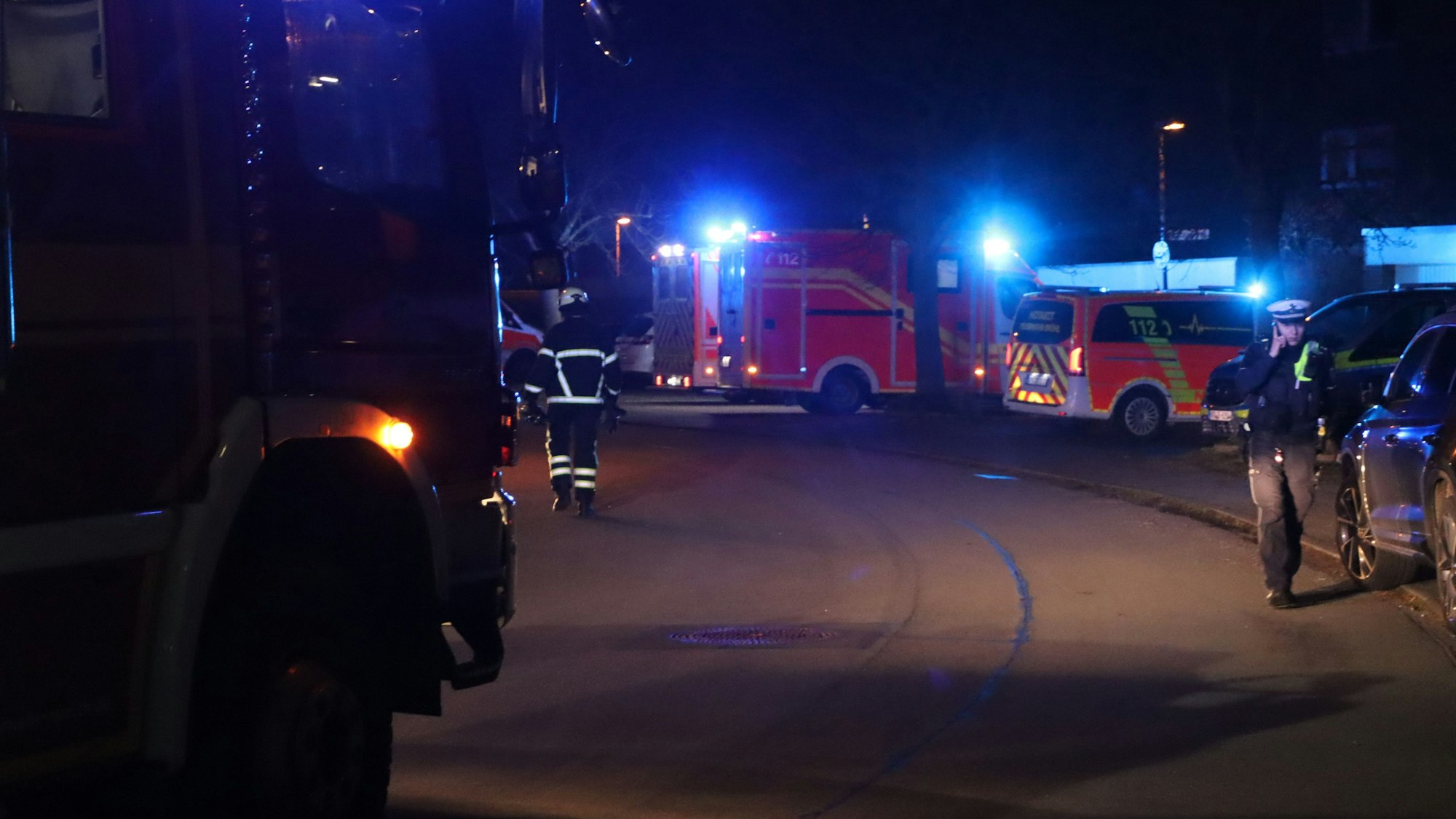 Mehrere Feuerwehrmänner und Polizisten am Einsatzort in Hürth.