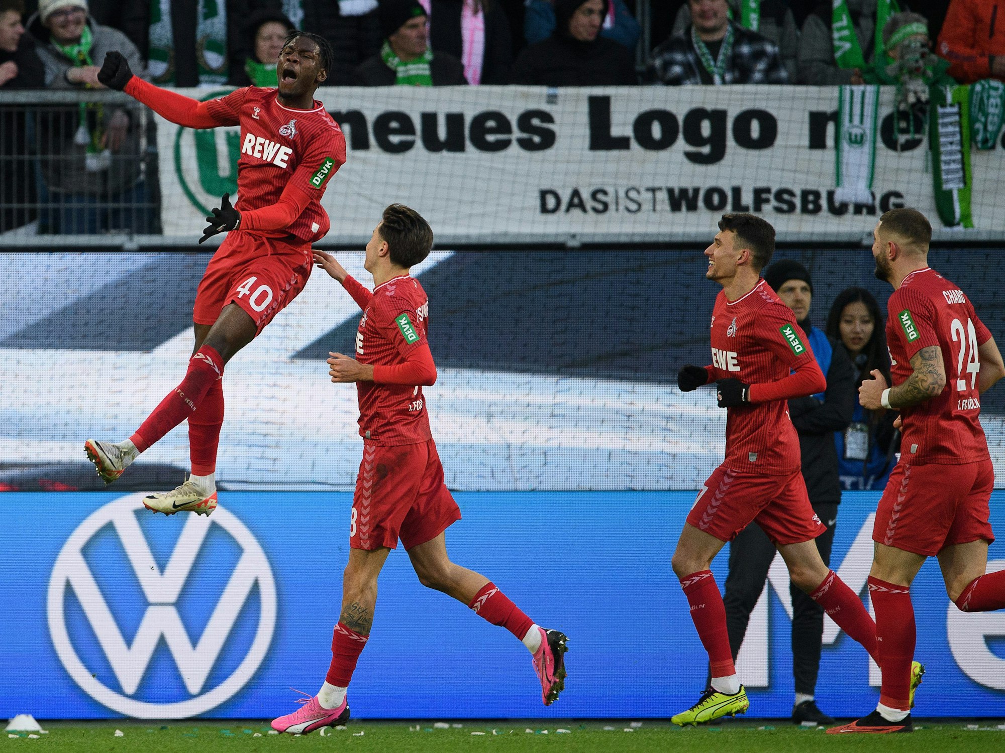 VfL Wolfsburg gegen den 1. FC Köln: Kölns Faride Alidou (l) jubelt nach seinem Tor zum 0:1.