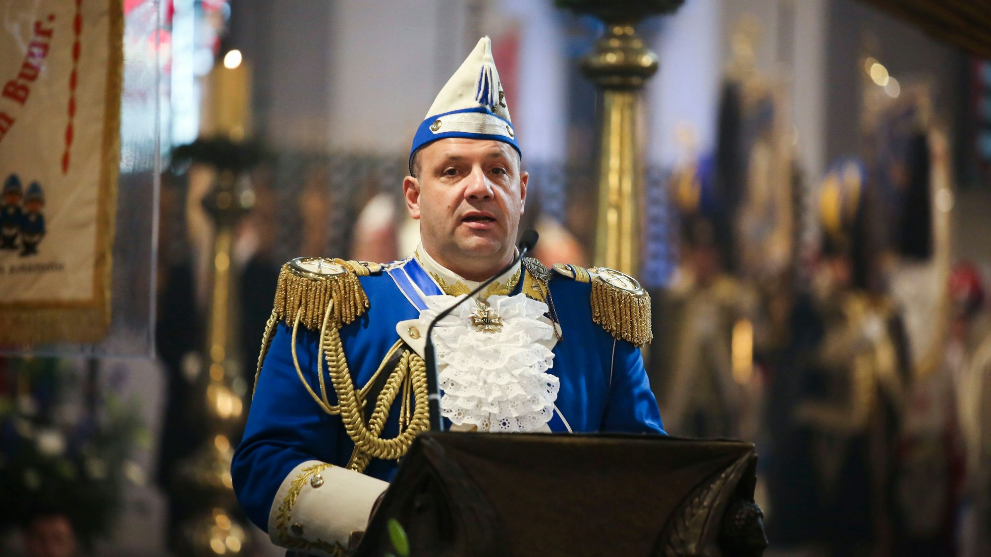 Björn Griesemann, Präsident der Blauen Funken, verabschiedete sich mit einem „Kölle Alaaf“ und dem Satz „Fro, jetz häs do em Himmel de Spetz“.