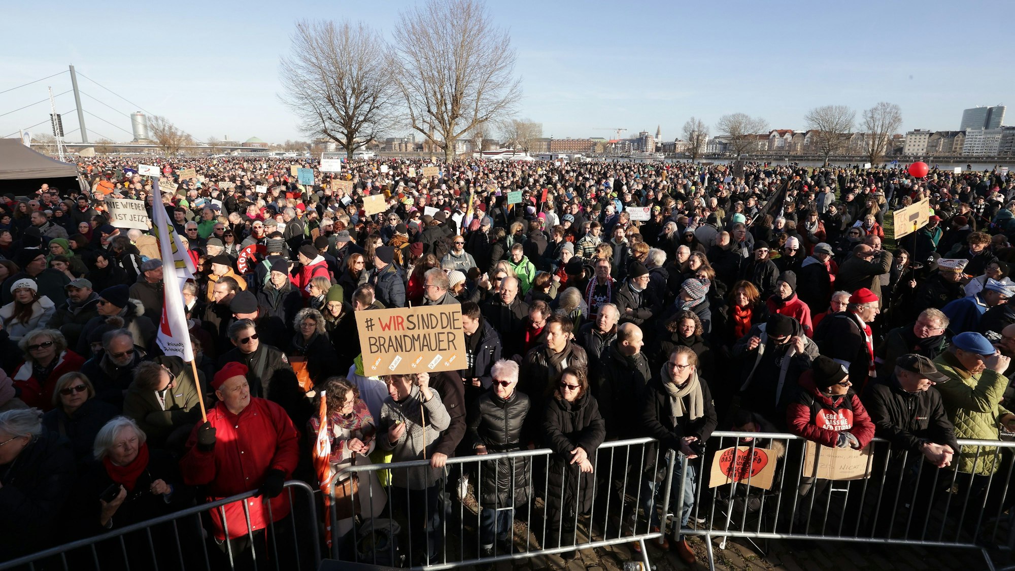 Düsseldorf: Teilnehmer der Demonstration unter dem Motto „Gegen die AfD - Wir schweigen nicht. Wir schauen nicht weg. Wir handeln!“ stehen am 27. Januar auf den Oberkasseler Rheinwiesen.+