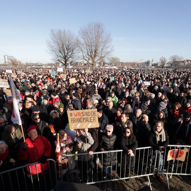 Düsseldorf: Teilnehmer der Demonstration unter dem Motto „Gegen die AfD - Wir schweigen nicht. Wir schauen nicht weg. Wir handeln!“ stehen am 27. Januar auf den Oberkasseler Rheinwiesen.+