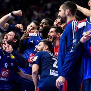 Frankreichs Elohim Prandi (l) macht nach dem Spiel ein Selfie mit dem Team und jubelt.