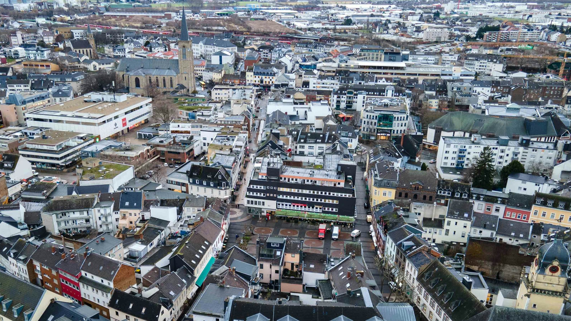 Das Bild zeigt die Euskirchener Innenstadt aus der Luft. Im Vordergrund ist der Alte Markt.