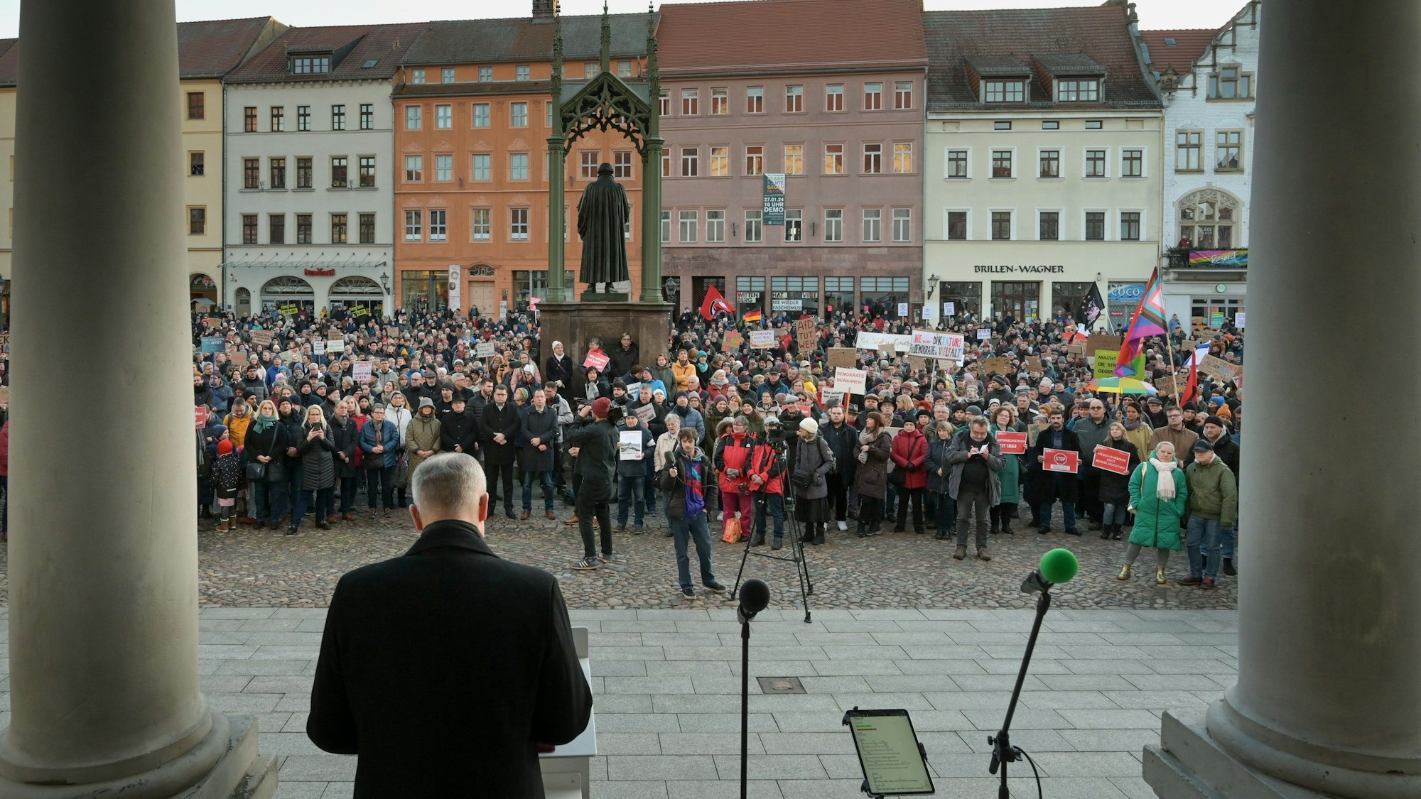Teilnehmer einer Kundgebung gegen Rechtsextremismus stehen auf dem Marktplatz in Wittenberg.