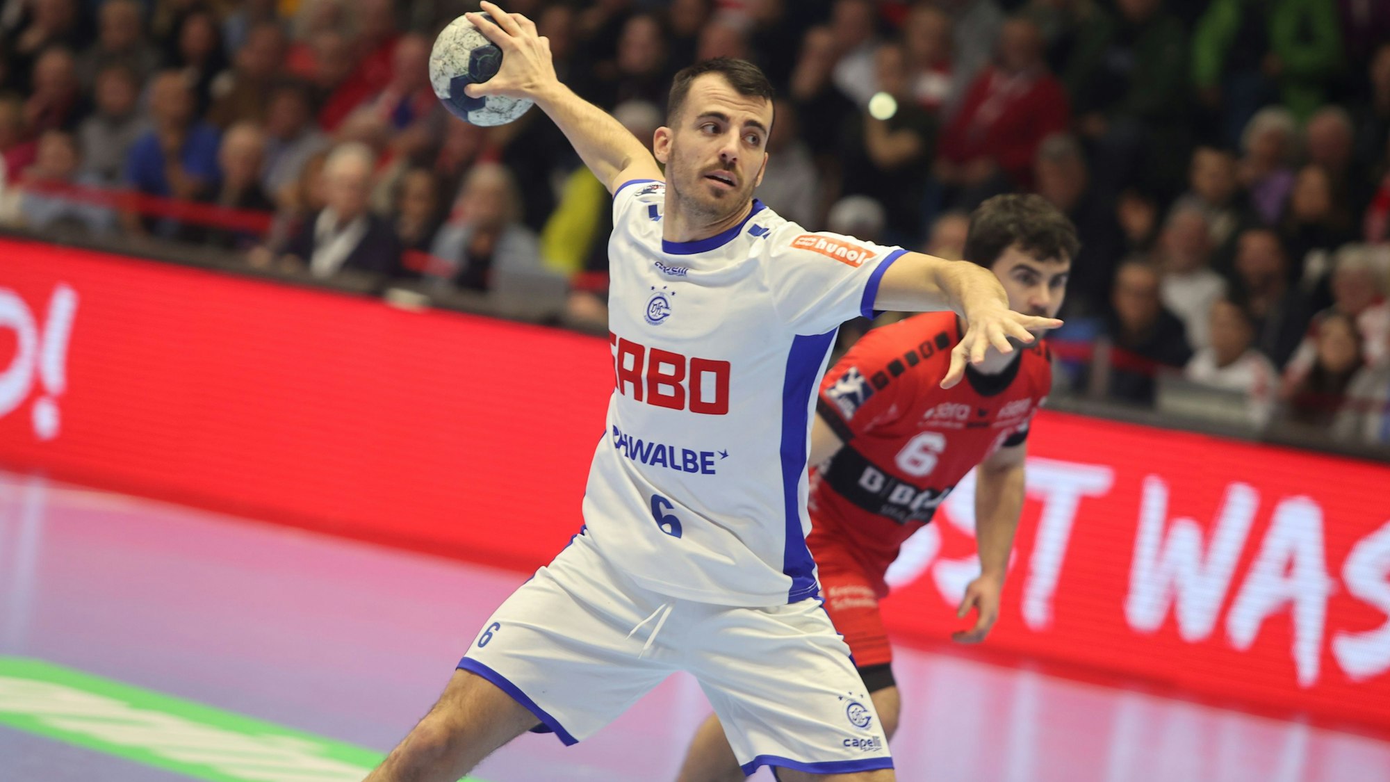 VfL-Handballer Milos Vujovic beim Siebenmeter.