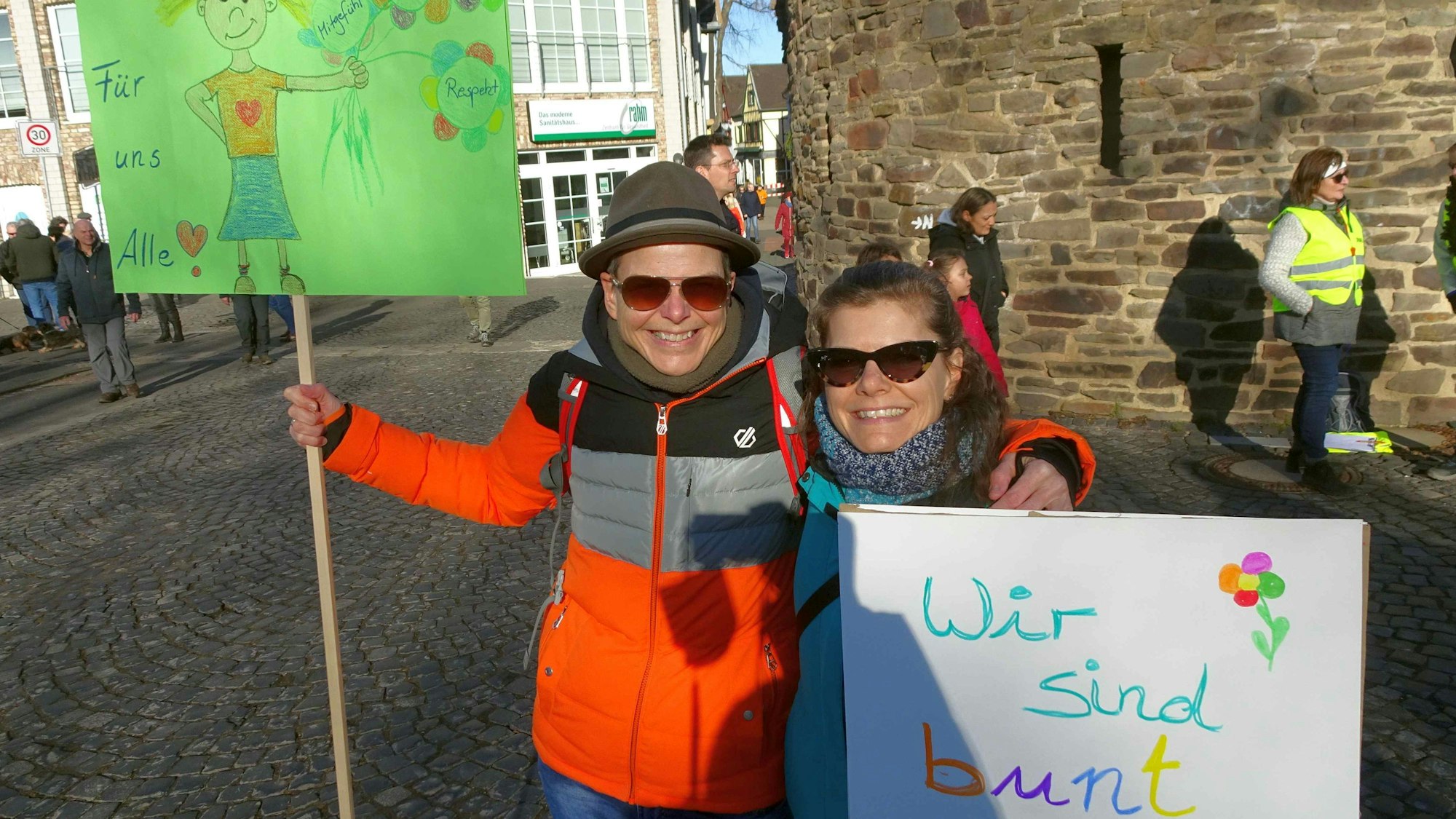 Auf der "Demo gegen Rechts" in Rheinbach, Himmeroder Wall, wollen auch Nicole Hardt aus Oberpleis und Nadine Zangerle aus Rheinbach für die Demokratie einstehen.