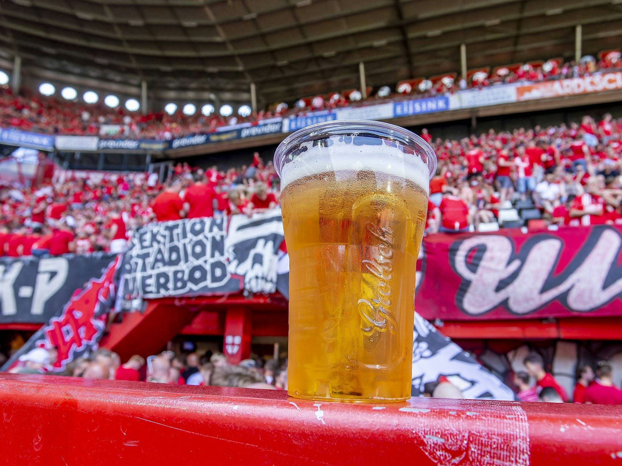 Ein typisches Grolsch-Bier aus dem Stadion des FC Twente Enschede.