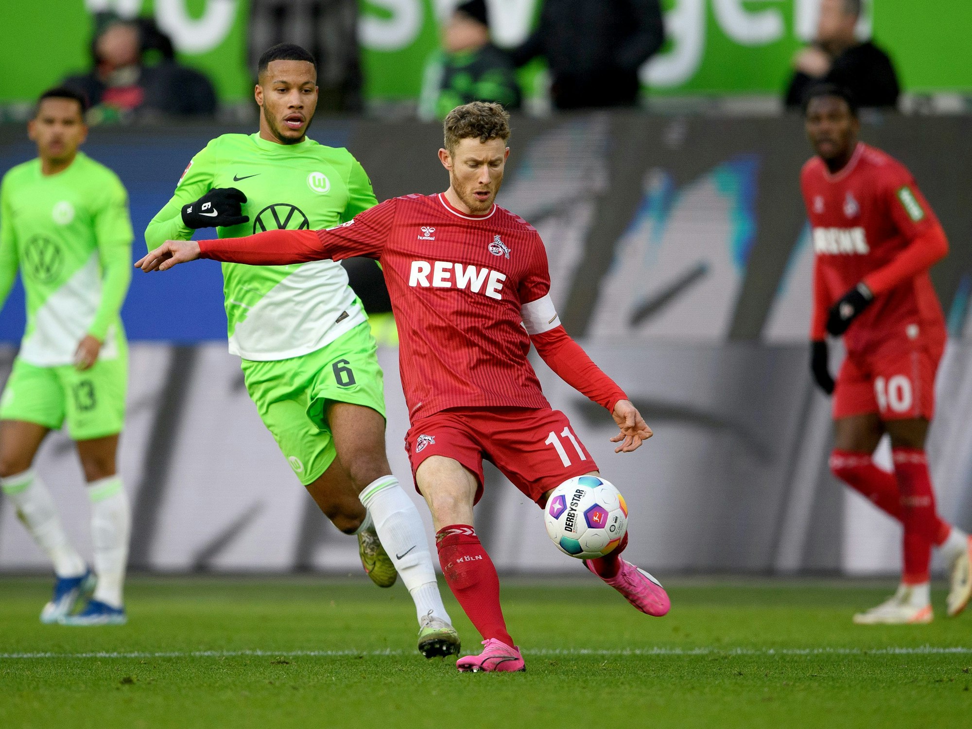 Bundesliga: VfL Wolfsburg gegen 1. FC Köln: Kölns Florian Kainz (r) spielt gegen Wolfsburgs Aster Vranckx.