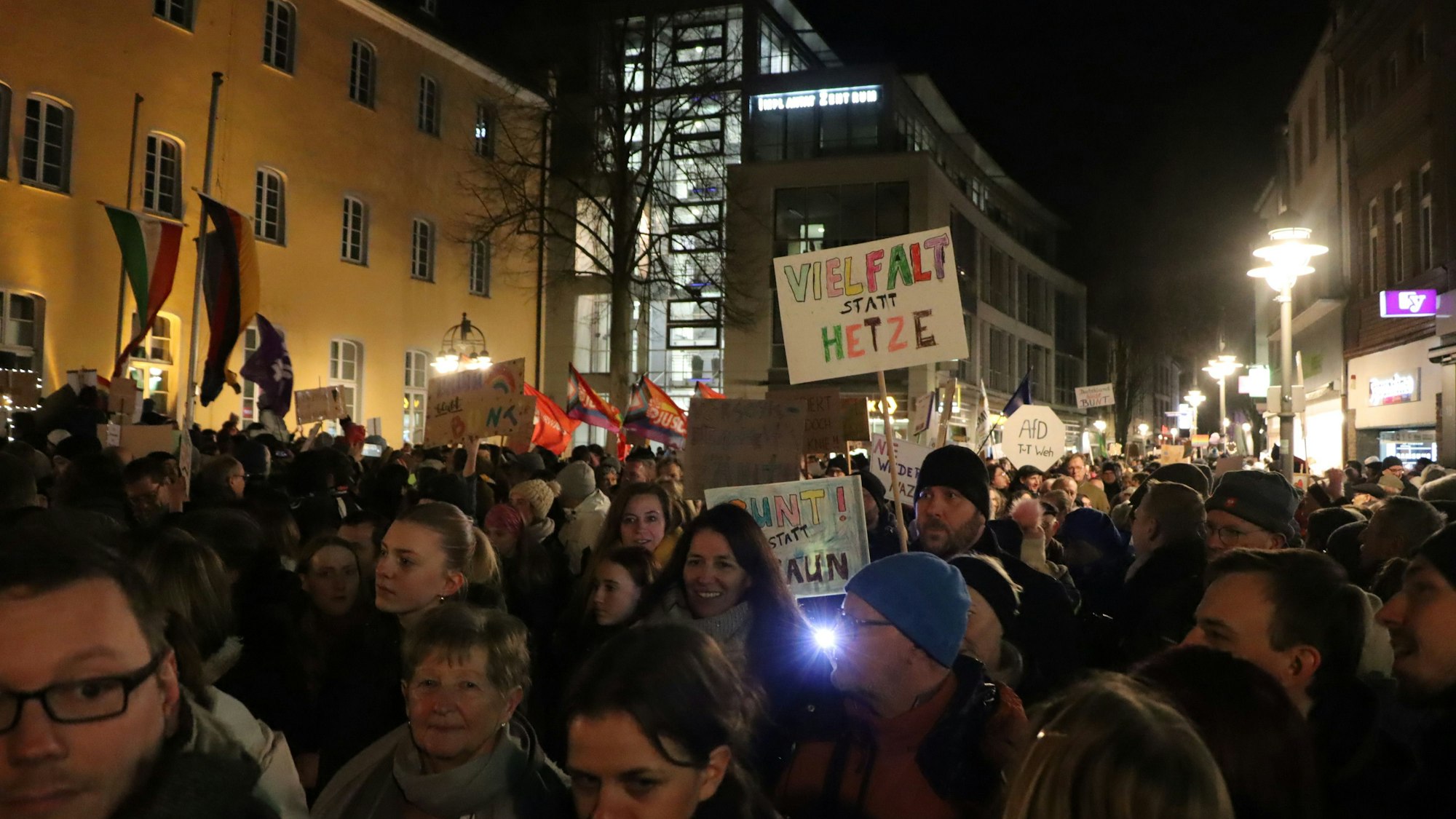 Zu sehen sind viele Demonstranten vor dem Brühler Rathaus.