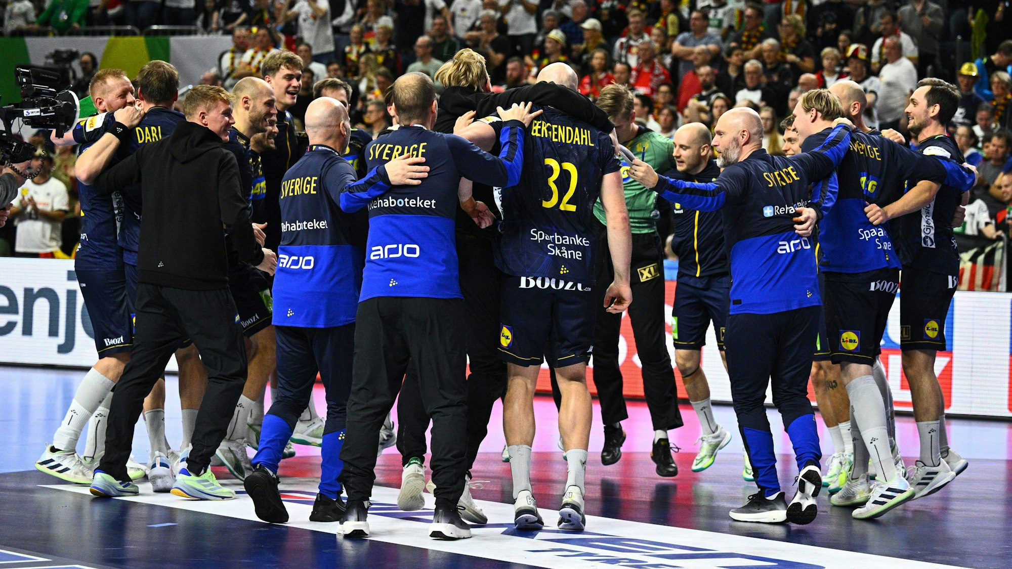 Spontane Rudelbildung: Die Schweden feiern ihren dritten Platz bei dieser EM.