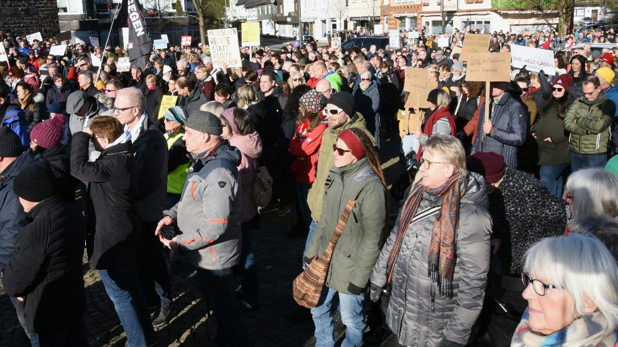 Bild von einer Demo auf demMilly-la-Forêt-Platz in Morsbach.