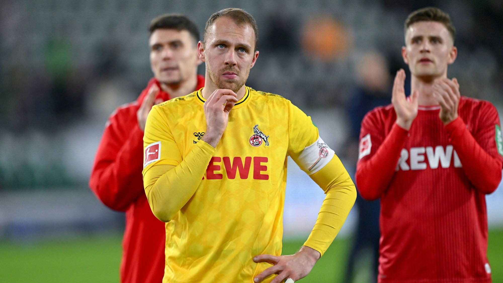 Kölns Torhüter Marvin Schwäbe schaut nach dem 1:1 in Wolfsburg nicht sonderlich glücklich drein.