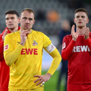 Kölns Torhüter Marvin Schwäbe schaut nach dem 1:1 in Wolfsburg nicht sonderlich glücklich drein.