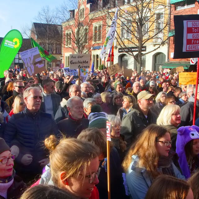 Auf dem Foto ist zu sehen, wie Teilnehmer der Kundgebung dicht gedrängt auf dem Marktplatz in Erftstadt-Lechenich stehen.