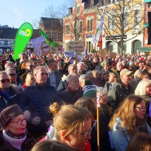 Auf dem Foto ist zu sehen, wie Teilnehmer der Kundgebung dicht gedrängt auf dem Marktplatz in Erftstadt-Lechenich stehen.