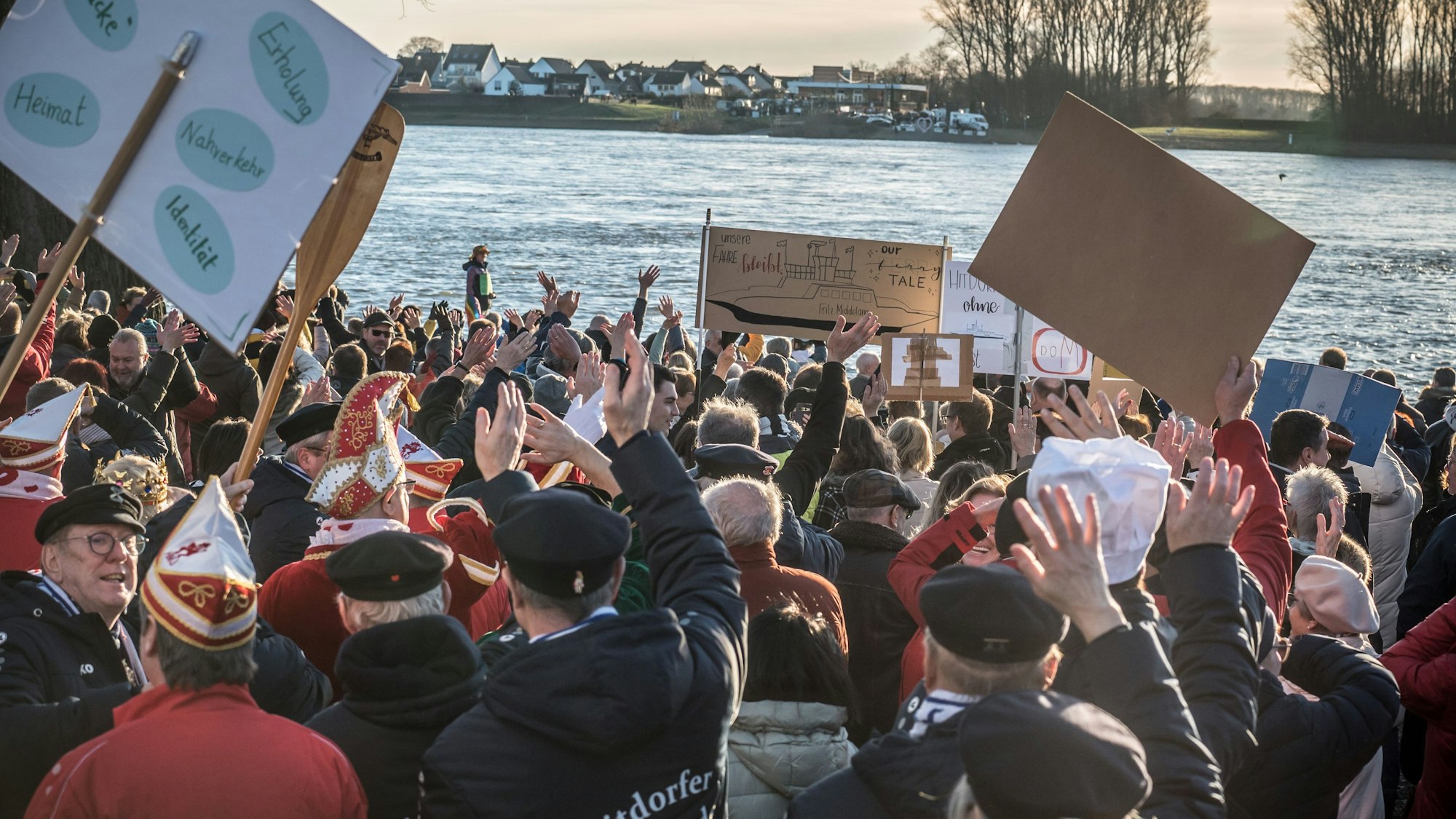 Zur fast spontanen Protestveranstaltung am Sonntagnachmittag waren hunderte auh Itdorf gekommen.