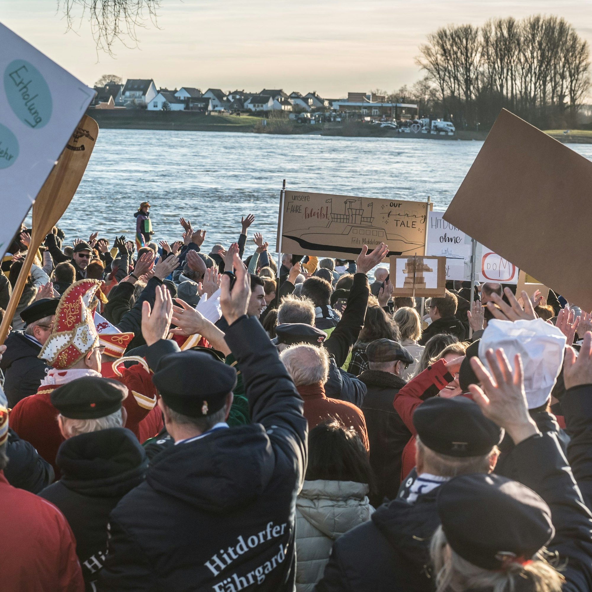 Zur fast spontanen Protestveranstaltung am Sonntagnachmittag waren hunderte auh Itdorf gekommen. Gegenüber in Langel standen auch viele Leute. Foto: Ralf Krieger