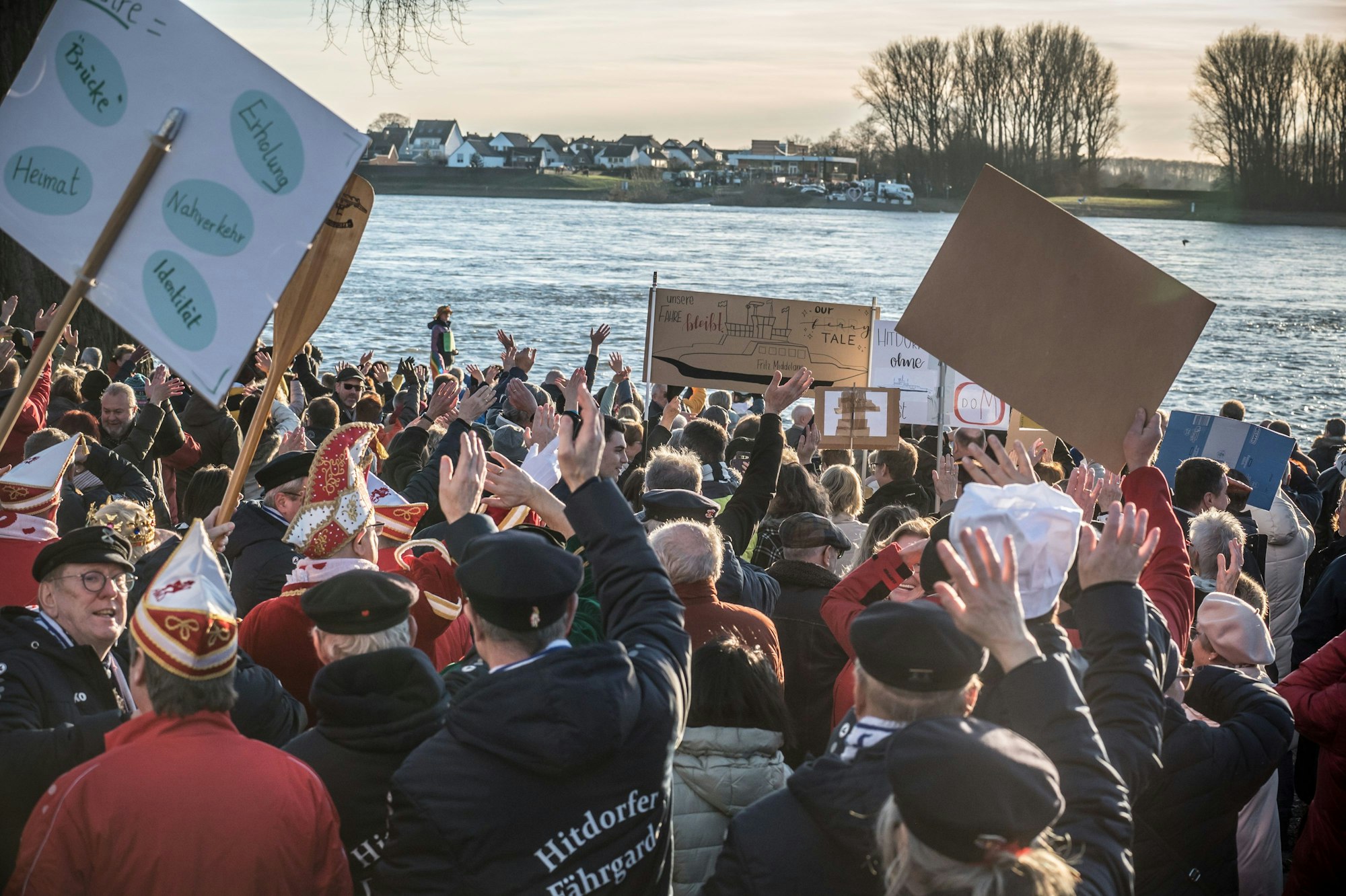 Hunderte Menschen demonstrierten in Hitdorf für den Erhalt der Fähre.