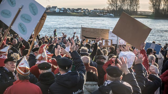Zur fast spontanen Protestveranstaltung am Sonntagnachmittag waren hunderte auh Itdorf gekommen.