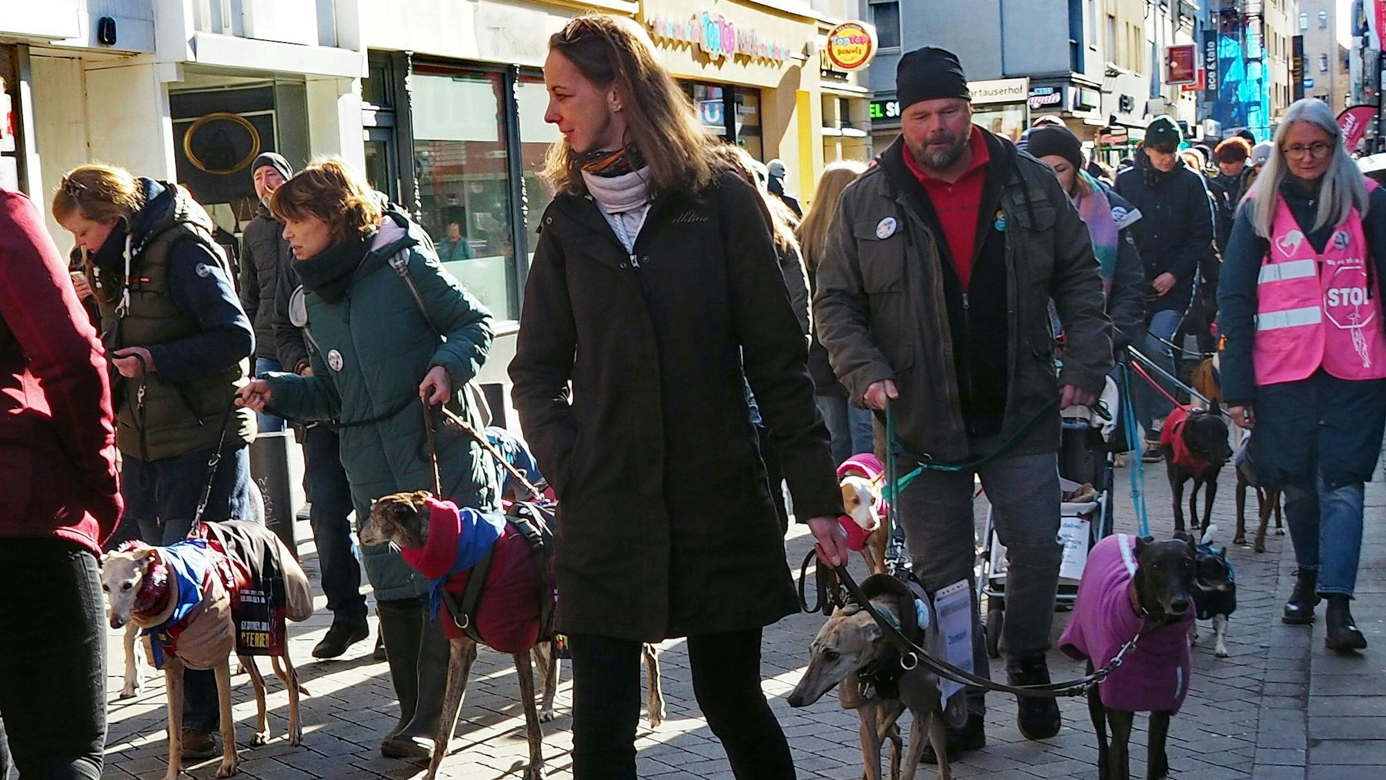 2.500 Menschen mit 5.000 Hunden zogen am Samstag beim 9. Kölner Galgo-Marsch von der Südstadt über die Severinstraße zum Heumarkt.