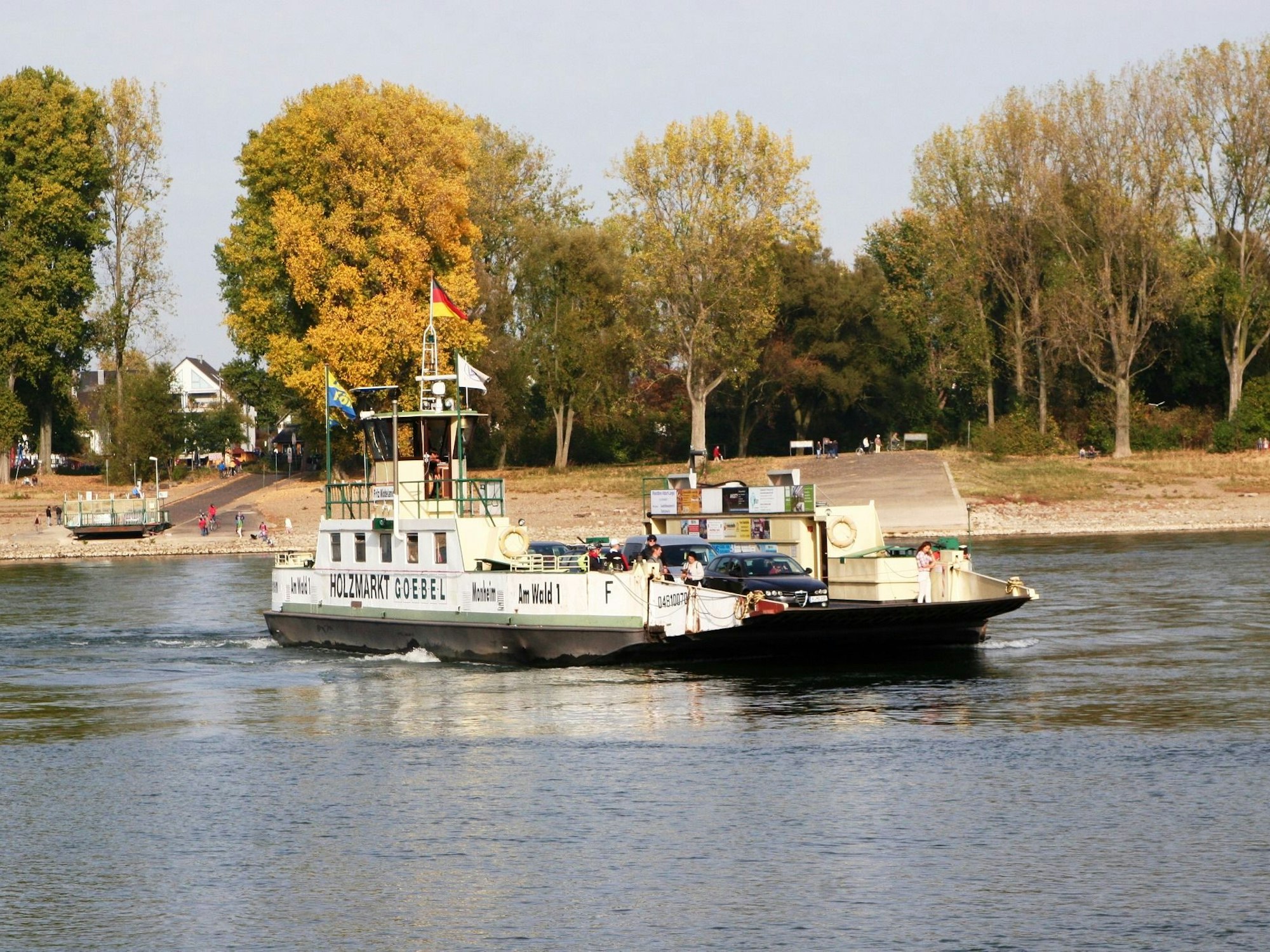 Die Rheinfähre „Fritz Middelanis“ während einer Überfahrt.